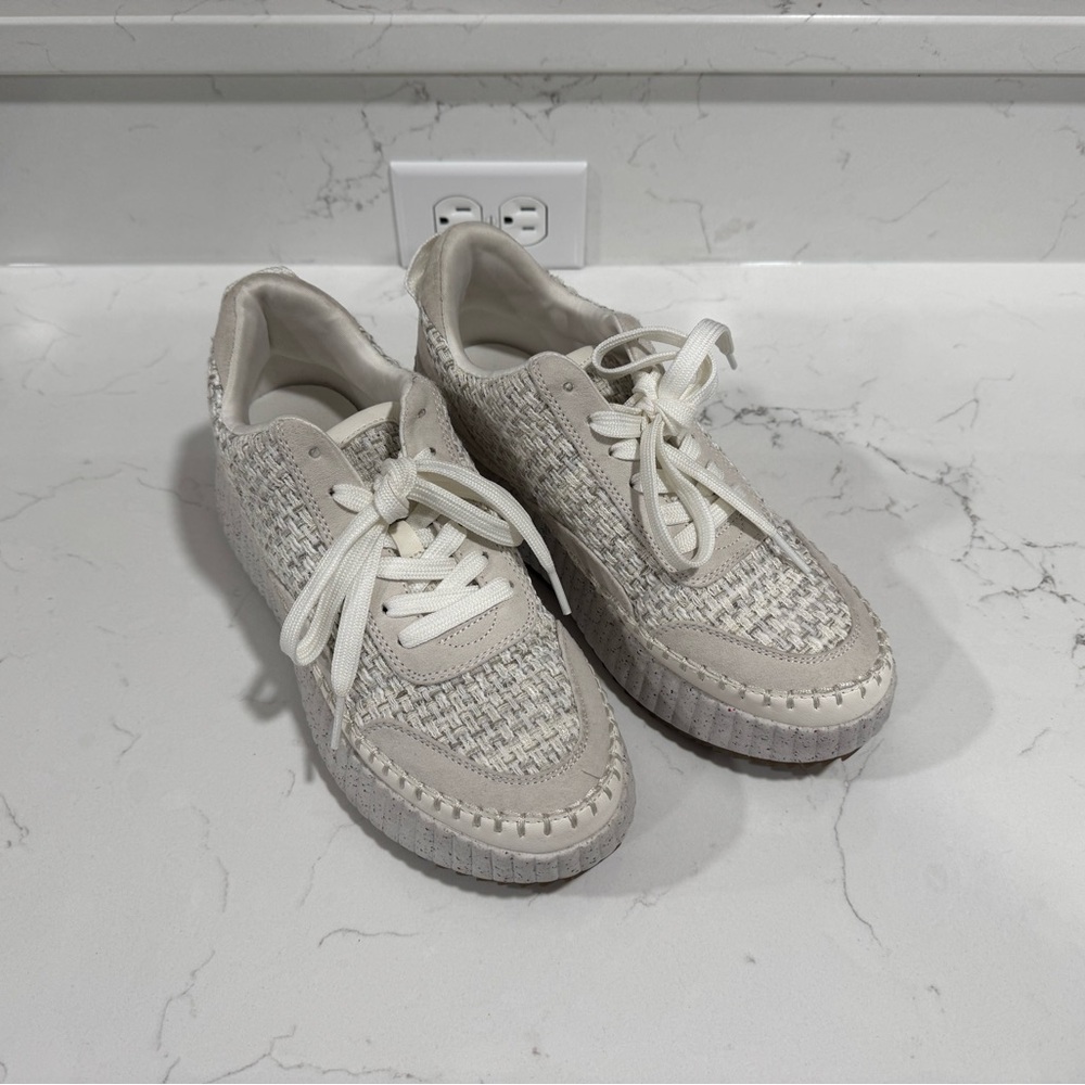 Universal Thread Stylish Cream and White Women's Sneakers